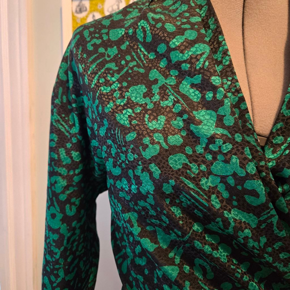 Vintage Size 10 Black Green Animal Print Silky Peplum Wrap Shirt Blouse Women's - Picture 2 of 10